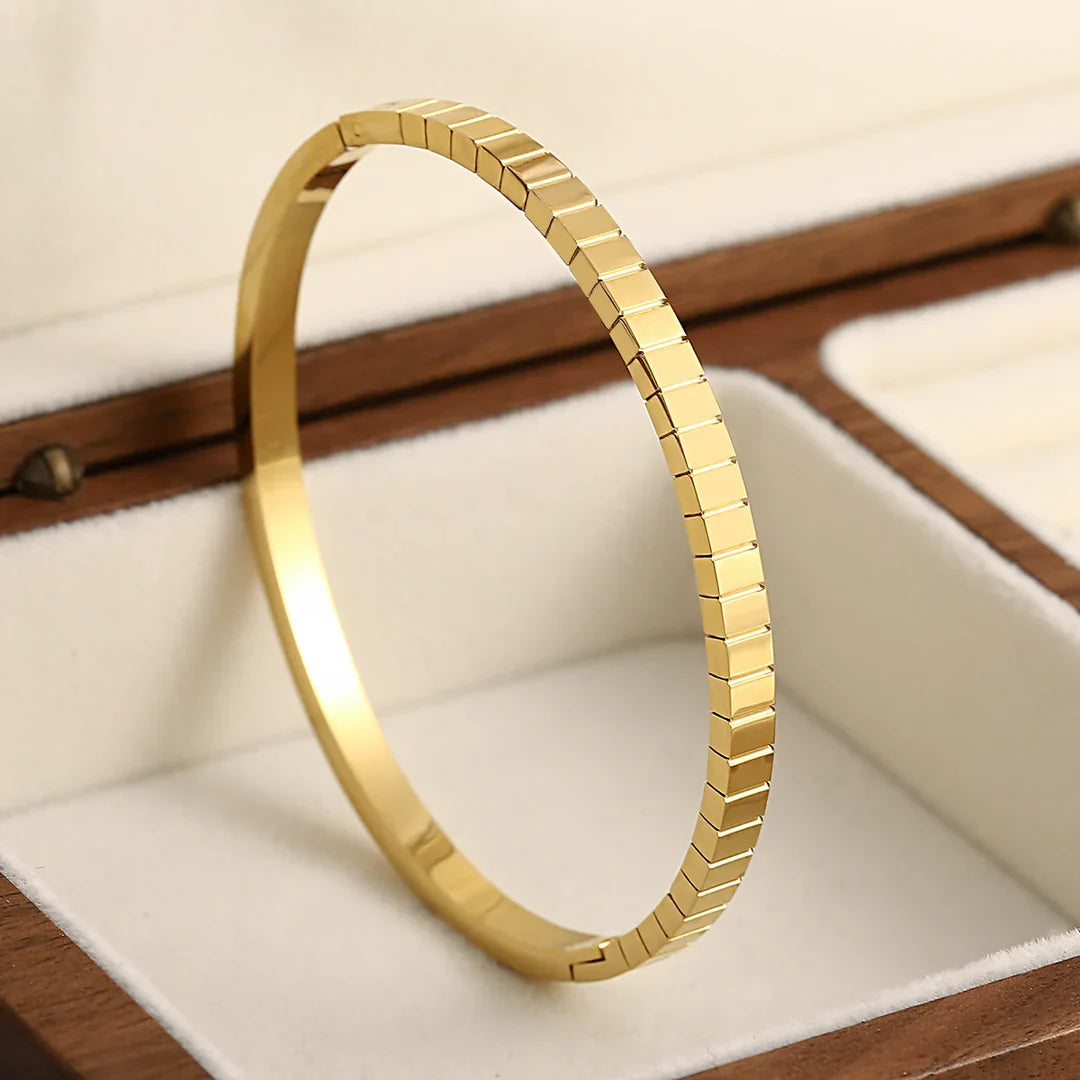 Waterproof - gold plated bracelet.